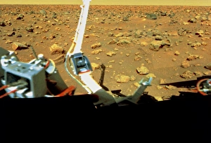 Drucke von Blick auf den staubigen, felsbedeckten Boden von Mars. Aufgenommen wurde er durch eine der beiden Wikinger-Lander mit einem Teil des Raumschiffs im Vordergrund sichtbar Bilder Datiert 2003 Mai: Oberfläche des Mars