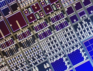 Light Micrograph Images Drucke: Surface of microchip, light micrograph C018 / 6403
