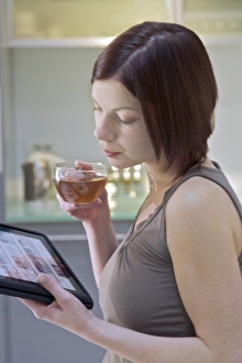 Woman Using Tablet Drucke: Tablet computer use C013 / 6039