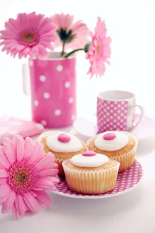 Drucke von Kaffeezeremonie mit geschmückten Kuchen auf einem Teller umgeben von Gerberaköpfen Bilder Datiert 2006 Dezember: Kaffeezeremonie