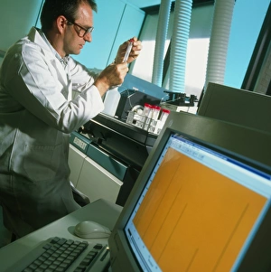 Chemist At Work Drucke: Technician prepares samples for mass spectrometer