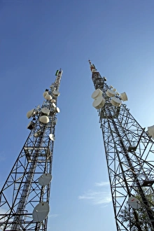 Drucke von Fernmeldemasten. Die Platten und Antennen auf diesen Masten empfangen, verstärken und wiederholen Mobiltelefon-, Mikrowellen- und Funkwellensignale. In Curno, Italien fotografiert wurden Bilder Datiert 2007 November: Fernmeldemasten