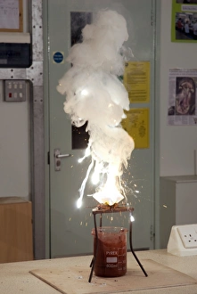 Drucke von Die Thermitsreaktion: Apparatur zum Demonstration der extrem violenten Reaktion von Thermit bei Zündung Bilder Datiert 2009 Mai: Thermische Reaktion