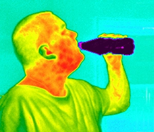 Thermography Images Drucke: Thermogram of a man drinking from a bottle