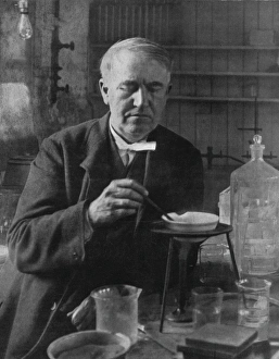 Drucke von Thomas Alva Edison (1847-1931), US-Inventor, in seinem Laboratorium in West Orange, New Jersey, USA Thomas Edison Drucke: Thomas Edison, US-amerikanischer Erfinder.