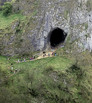 Drucke von Thorsschachtel. Besucher klettern zum Eingang von Thorsschachtel auf. Fotografiert im Manifold Tal, Peak-Distrikt-Nationalpark, Staffordshire (UK) Bilder Datiert 2008 Juli: Thorshöhle im Peak-Distrikt