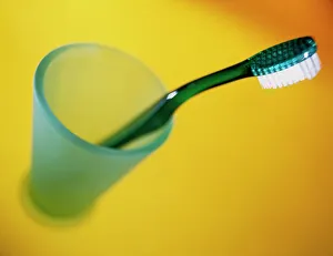 Oral Hygiene Drucke: A toothbrush in a pot