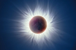 Drucke von Ein totaler Sonnenfinsternis am 11.August 1999 bei Totalität. Wann die Mond zwischen der Erde und dem Sonnenschein steht, passiert ein Sonnenfinsternis und das Schatten des Mondes überzieht die Erde Bilder Datiert 2002 April: Sonnenfinsternis