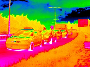 Drucke von Verkehrsstau. Thermogramm von Fahrzeugen in Verkehrsstau auf einer Straße Bilder Datiert 2010 Mai: Verkehrsstau, Thermogramm