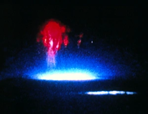 Bilder Datiert 2002 Juni: Wahrfarbabbild von roter Feuerzungenblitze