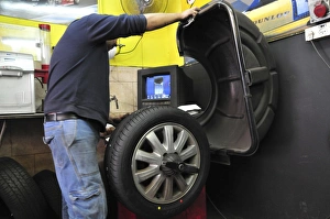 Mechanic At Work Drucke: Tyre workshop and garage