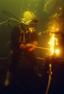 Drucke von Unterwasserwalzen: Diver-Walzen an einem Unterwasserpfefferrohr. Geschäftliche Taucher verwenden Walzwerkzeuge zur Reparatur beschädigter Unterwasserpipen, Schiffe oder Ölplattformen Bilder Datiert 2006 Dezember: Unterwasserwalzen