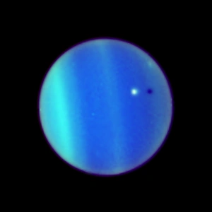 Drucke von Uranus und Ariel. Bild des Mondes Ariel (weißer Punkt) im Umlauf um den Planeten Uranus (blau-greener). Der Schatten des Mondes (schwarzer Punkt) ist links vom Mond sichtbar Bilder Datiert 2007 Februar: Uranus und Ariel