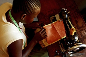 Poverty In Africa Drucke: Using a sewing machine, Uganda