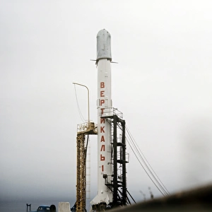 Soviet Space Program Drucke: Vertikal-1 rocket on Launchpad, 1970
