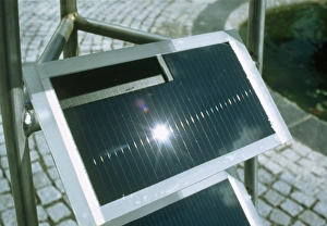 Bilder, datiert 1999: Blick auf eine amorphen Solzelle