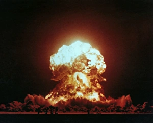 Drucke von Atombombe Explosion. Blick auf die Atombombe 'Badger', code-namiert am 18. April 1953 im Nevada Test Site in den USA Bilder Datiert 2003 Mai: Blick auf die Kernexplosion des Bären