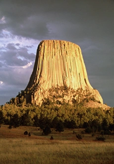 Devils Tower National Monument Drucke: View of Devils Tower, a basalt outcrop