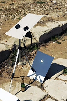 Drucke von Ein Blick auf einen Sonnenfinsternis mit einem Paar Brille und einer Teleskopbrücke, die ein Bild eines Sonnenfinsternisses auf eine weiße Karte projiziert Bilder Datiert 2010 März: Betrachtung eines Sonnenfinstomens