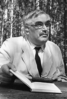 Drucke von Vladimir Aleksandrovich Fok (1898-1974), sowjetischer Quantenphysiker. Fok machte grundlegende Fortschritte im Quantentheorie und generalisierte die Klein-Gordonequation Bilder Datiert 2008 März: Wolfram von Bezold und Vladimir Fock waren sowjetische Quantenphysiker