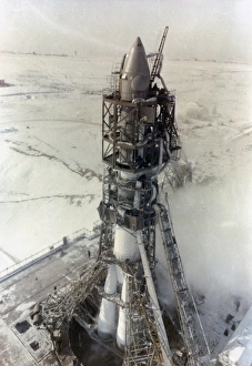 Alexei Leonov Spacewalk Drucke: Voskhod-2 rocket on launchpad