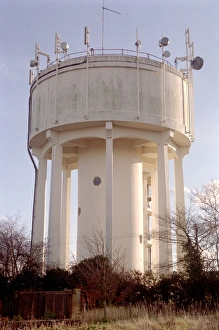 Drucke von Wasserbehälter mit Mobiltelefon und Fernsehantenne; Der Wasserbehälter speichert Wasser für Häuser und Unternehmen im umliegenden Gebiet Bilder Datiert 2004 Februar: Wasserbehälter