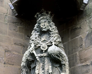 Drucke von Verwitterter Statuenspiegel. Denkmal des Königs Karl II., das stark vom Wetter und der Luftverschmutzung verwittert ist. Aufgenommen in Nähe südlicher Tür des Lichfield-Kathedrals, Großbritannien Bilder Datiert 2010 Februar: Verwitterter Statuens