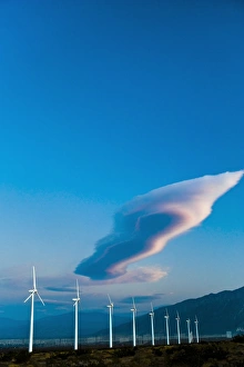 Renewable Energy Sources Drucke: Wind turbines and a lenticular cloud