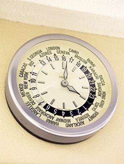 Drucke von Weltuhrzeit Uhr, die lokale Zeit an Städten verschiedener Länder zeigt. In der photographierten Weltorganisation-Unterkunft Genf (UNOG) im Schweiz Bilder Datiert 2007 Mai: World clock