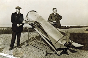 Drucke von Gerhard Zucker startete im Jahr 1933 mit dem Unternehmen Rocket Mail. Gerhard Zucker (1908-1985) war ein deutscher, der sich auf die Entwicklung von Raketen spezialisiert hatte Bilder Datiert 2004 Dezember: Zuckerrücke, 1933