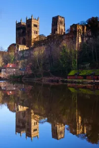Fluss Drucke: England, Grafschaft Durham, Durhamstadt und die Kathedrale von Durham stehen an der Uferlinie des Flusses Weer