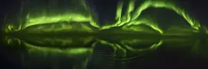 Panorama von 180 Grad der Nordlichter (Aurora Borealis) über dem Ozean