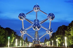 Drucke von Die Weltausstellung 1958 in Brüssel mit dem Modell des Atommoleküls aus Stahl und der Beleuchtung bei Nacht Belgien Drucke: Die Weltausstellung 1958, Modell des Atommoleküls aus Stahl, beleuchtet bei Nacht