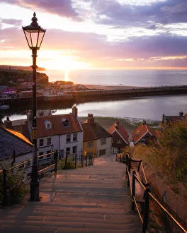 Die 199 Stufen von Whitby am Sonnenuntergang in Whitby bei Nord-Yorkshire im Vereinigten Königreich Europa