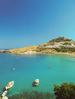 Drucke von Akropol unter Blick auf den Bucht über Lindos in Rhodos im Ägäisbezirk Griechenlands und Europa Griechenland Drucke: Akropol unter Blick auf den Bucht über Lindos in Rhodos im Dodekanes und Griechenland in Europa