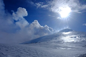 Aktive Gipfelkrater von Monte Etna im UNESCO-Welterbe in Kataniya auf Sizilien Italien