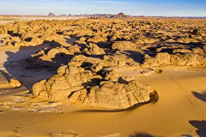 Blick über prächtige Felsformationen im Djadoplatau der Wüste des Sahara in Niger