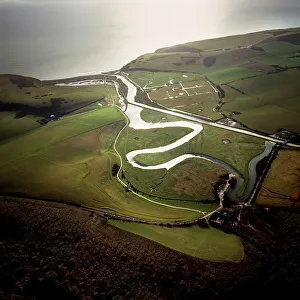 Luftbild des Flusses Cuckmere in der Cuckmerer Bucht im Sieben-Schwestern-Nationalpark