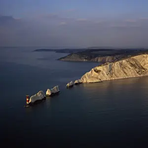 Isle Of Wight Drucke: Luftbild von den Three Needles mit drei Kalkfelsen und einer Leuchtturm