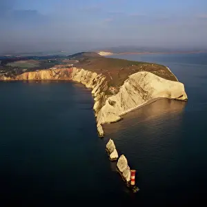 Isle Of Wight Drucke: Blick aus der Luft auf die Three Needles mit den drei Kalkfelsen und dem Leuchtturm