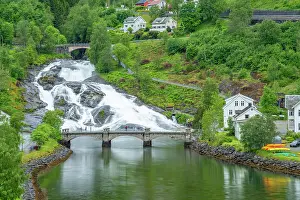 Bilder Datiert 24. Juni 2025: Luftbildansicht des Hellesylt-Wasserfalls in Hellesylt