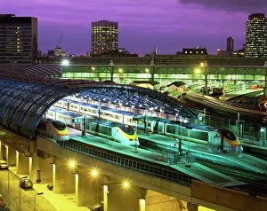 Bahnhof Waterloo Drucke: Luftaufnahme über das moderne Eurostar-Terminal und Züge am Abendlicht, Waterloo Bahnhof