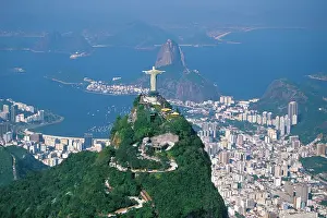 Drucke von Luftaufnahme von Rio de Janeiro mit dem Christus der Barmherzigkeit im Vordergrund und dem Zuckerhügel als Hintergrund Südamerikanische Kunstdrucke: Luftaufnahme von Rio de Janeiro mit dem Christus der Barmherzigkeit im Vordergrund