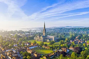 Salisbury Drucke: Luftaufnahme über Salisbur und die Kathedrale von Salisbur am nebligen Sommermorgen in Salisbur