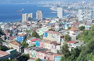 Drucke von Luftaufnahme von Valparaíso in Valparaíso im chilenischen Teil Südamerikas Südamerikanische Kunstdrucke: Luftaufnahme von Valparaíso in Valparaíso im chilenischen Teil Südamerikas