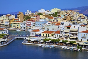 Agios Nikolaos Harbour Drucke: Agios Nikolaos Harbour from an elevated angle, Agios Nikolaos, Crete, Greek Islands