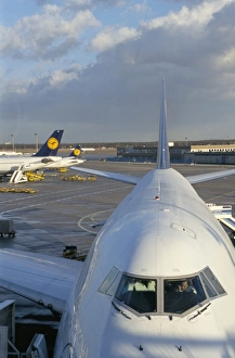 Drucke von Flugzeuge auf dem Boden am Flughafen Frankfurt-Rhein Main in der Stadt Frankfurt Deutschland Europa Frankfurt Am Main Drucke: Flugzeuge auf dem Boden