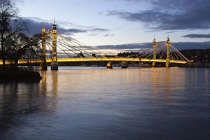 UK Suspension Bridges Drucke: Albert Bridge over the River Thames, Chelsea, London, England, United Kingdom, Europe