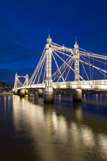 Brücke Albert und Fluss Themse bei Nacht in Chelsea im Londoner England Großbritannien Europa