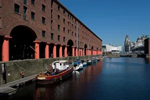 European Waterfront Scene Drucke: Albert Dock with view of the Three Graces on the riverfront, UNESCO World Heritage Site